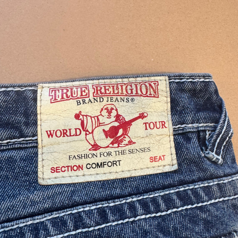 Detailansicht: Sourced limited accessories and clothes True Religion Stitched Dragon Straight Leg Jeans – Logo, Nähte oder Material