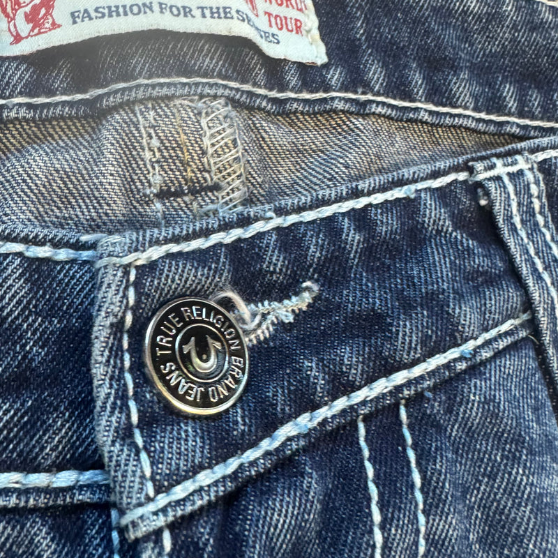 Detailansicht: Sourced limited accessories and clothes True Religion Stitched Dragon Straight Leg Jeans – Logo, Nähte oder Material