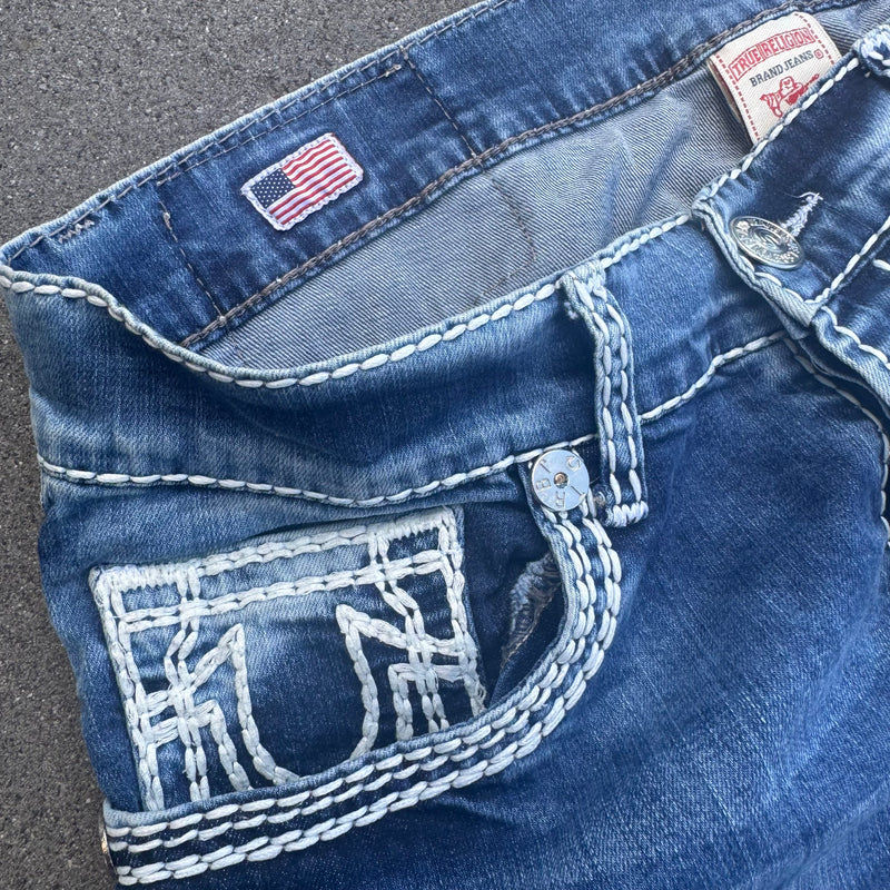 Detailansicht: Sourced limited accessories and clothes True Religion straight classic streetwear jeans – Logo, Nähte oder Material