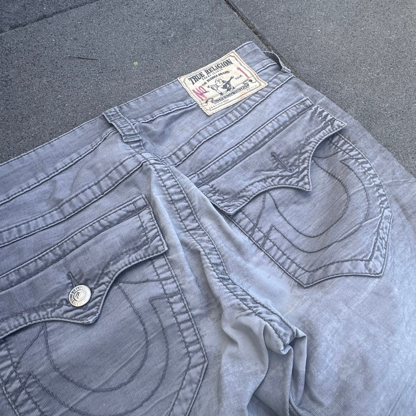 True Religion streetwear grey straight pants – Close-up 1