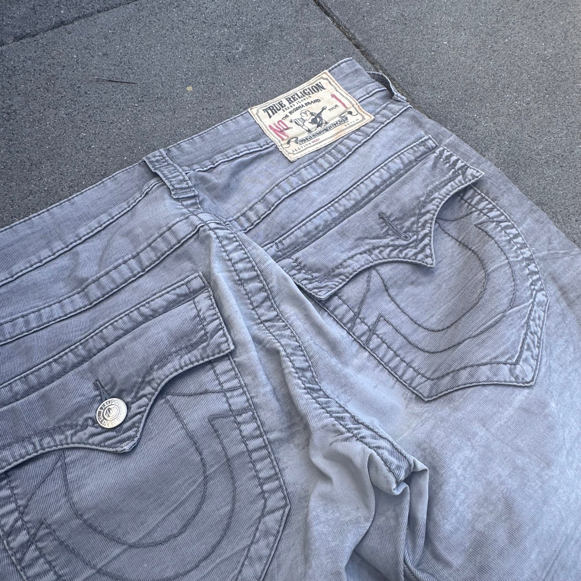 True Religion streetwear grey straight pants – Close-up 1