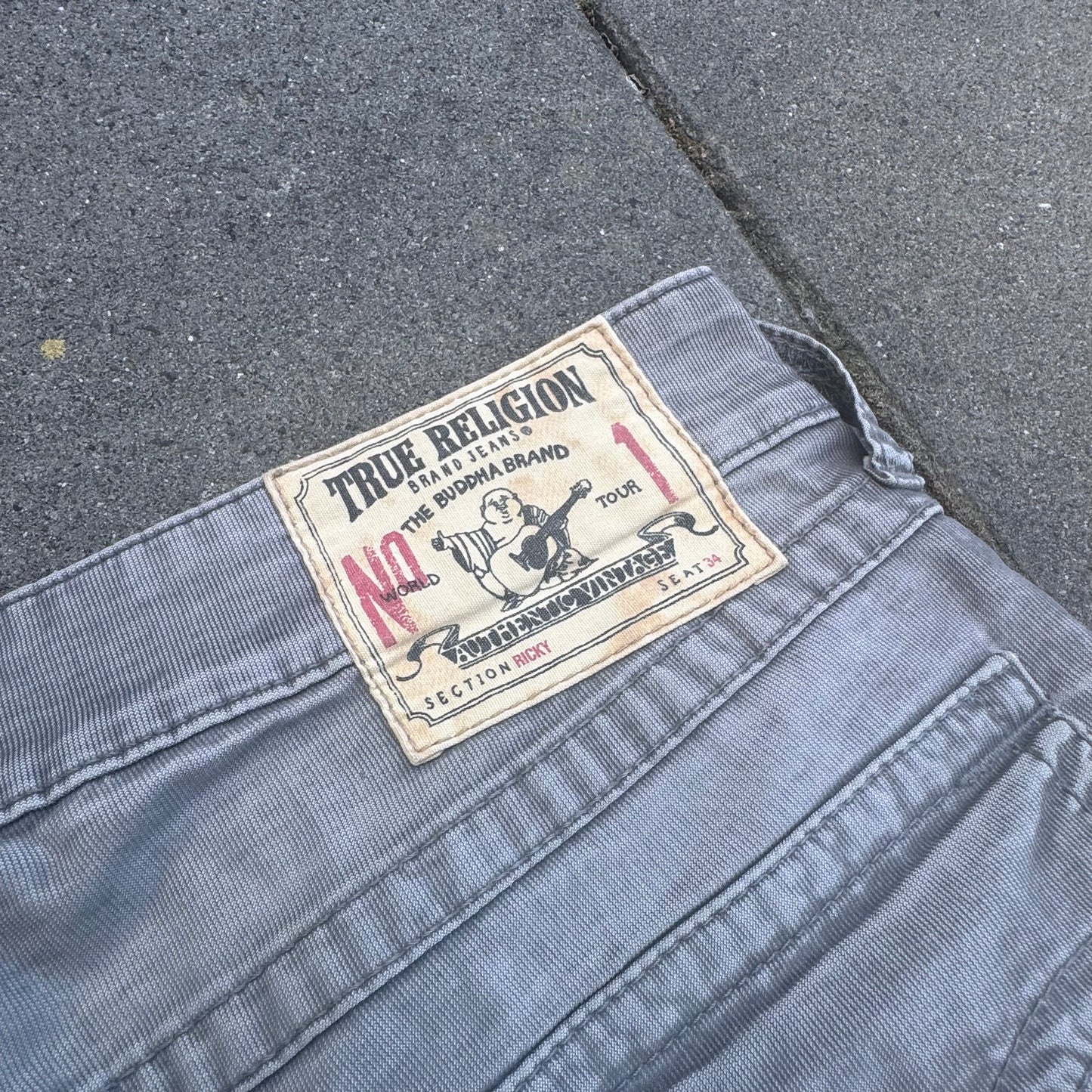 True Religion streetwear grey straight pants – Close-up 2
