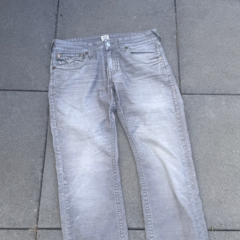 Detailansicht: Sourced limited accessories and clothes True Religion streetwear grey straight pants – Logo, Nähte oder Material