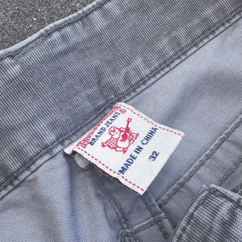 Detailansicht: Sourced limited accessories and clothes True Religion streetwear grey straight pants – Logo, Nähte oder Material