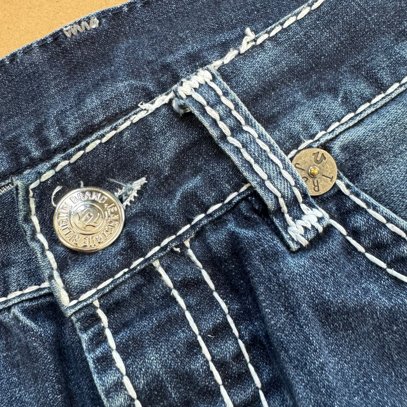 Detailansicht: Sourced limited accessories and clothes True Religion World Tour straight jeans – Logo, Nähte oder Material