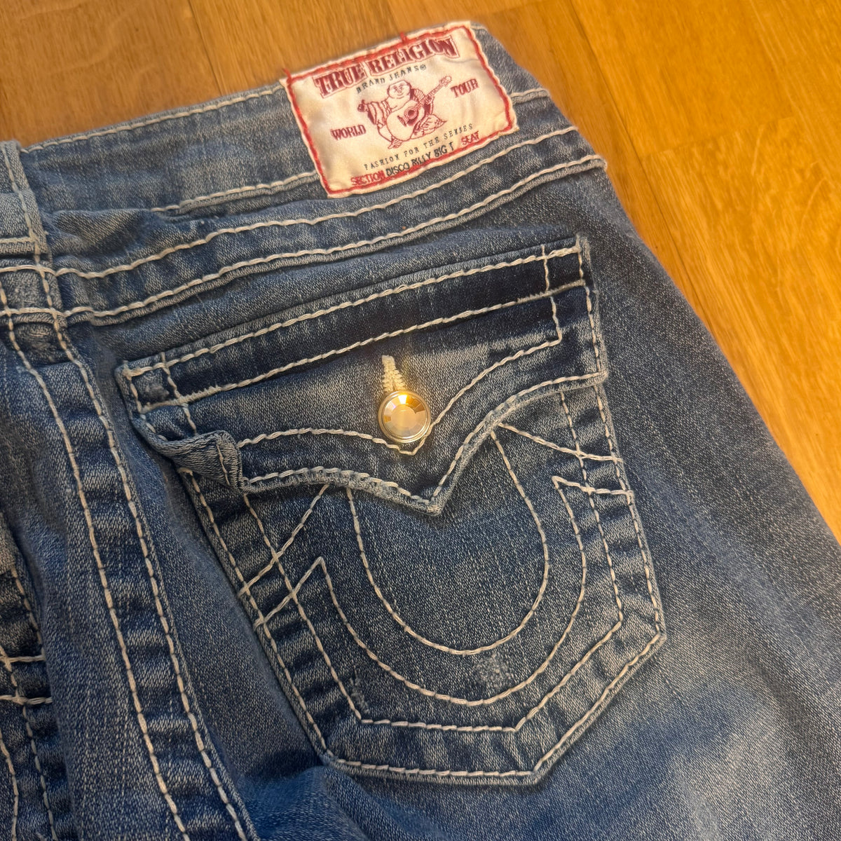 True Religion World Tour straight leg jeans – Close-up 2