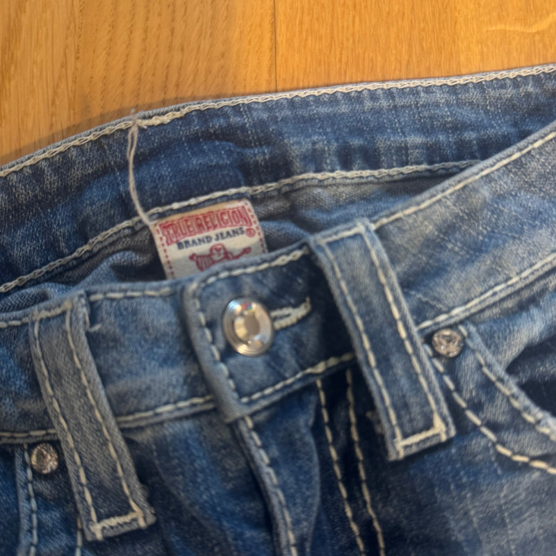 Detailansicht: Sourced limited accessories and clothes True Religion World Tour straight leg jeans – Logo, Nähte oder Material