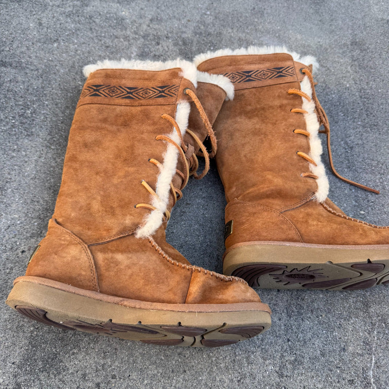 Detailansicht: Sourced limited accessories and clothes UGG fur brown winter boots – Logo, Nähte oder Material