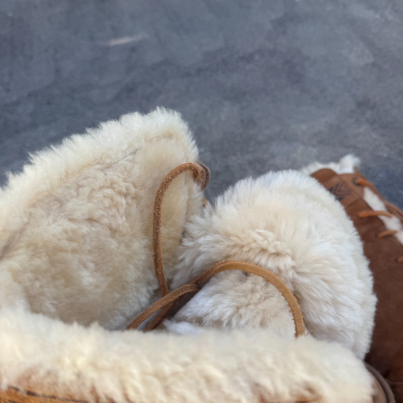 Detailansicht: Sourced limited accessories and clothes UGG fur brown winter boots – Logo, Nähte oder Material