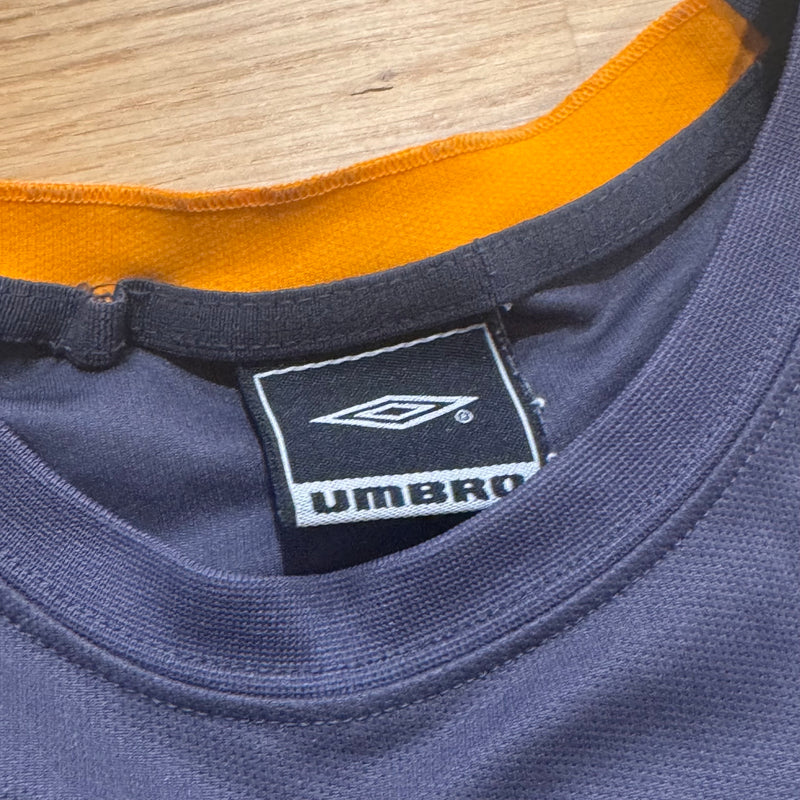 Detailansicht: Sourced limited accessories and clothes Umbro 00s streetwear tank top – Logo, Nähte oder Material