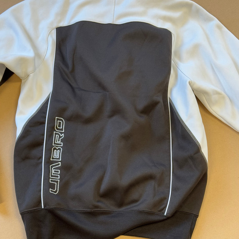 Detailansicht: Sourced limited accessories and clothes Umbro hoodie – Logo, Nähte oder Material