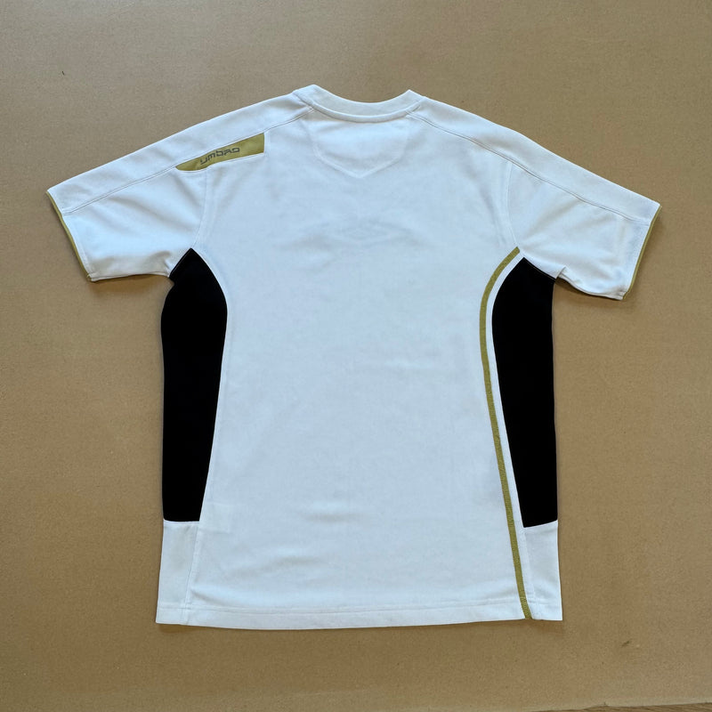 Detailansicht: Sourced limited accessories and clothes Umbro streetwear style t-shirt – Logo, Nähte oder Material