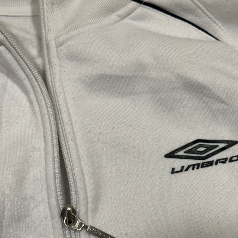 Detailansicht: Sourced limited accessories and clothes Umbro streetwear style zip-up jacket – Logo, Nähte oder Material