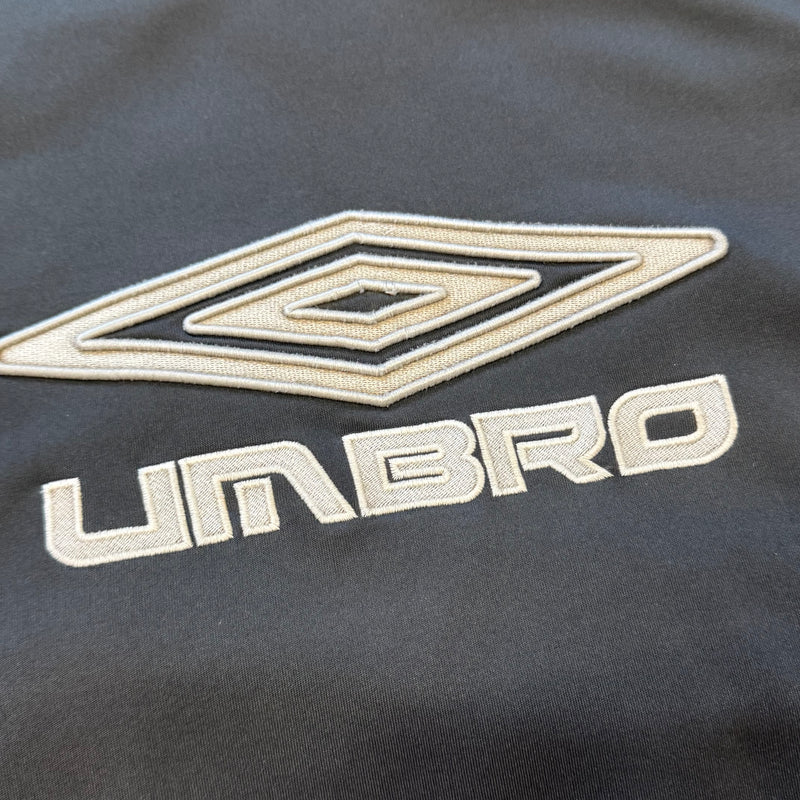 Detailansicht: Sourced limited accessories and clothes Umbro streetwear sweatshirt – Logo, Nähte oder Material