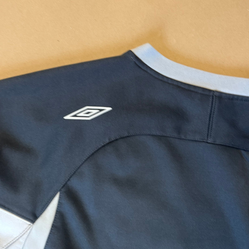 Detailansicht: Sourced limited accessories and clothes Umbro streetwear sweatshirt – Logo, Nähte oder Material