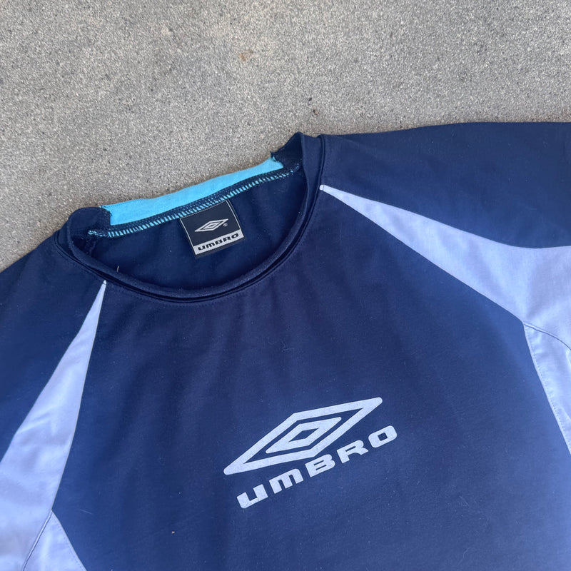 Detailansicht: Sourced limited accessories and clothes Umbro streetwear Y2K women's T-shirt – Logo, Nähte oder Material