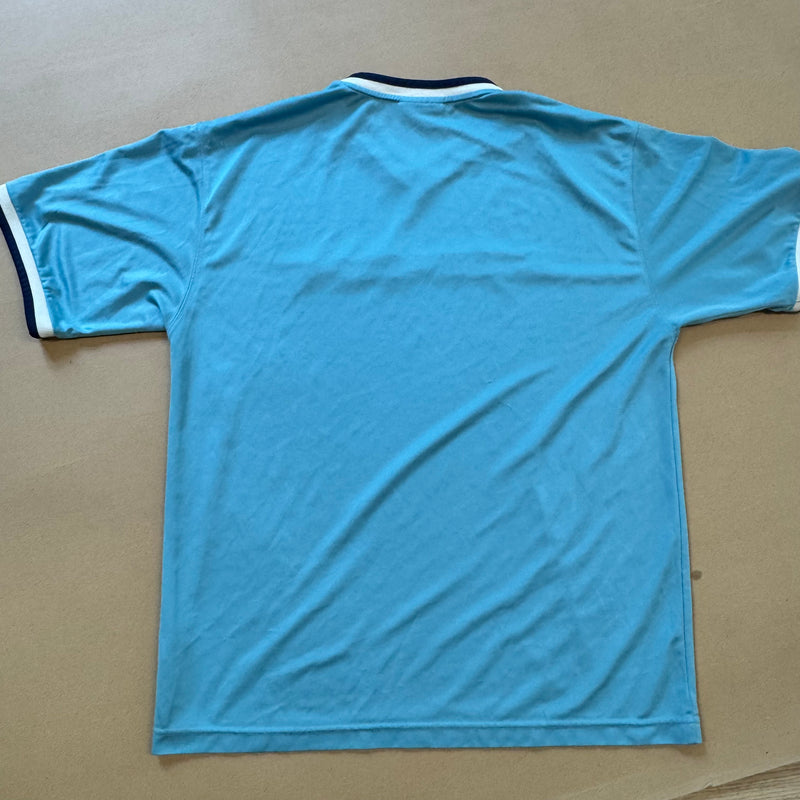 Detailansicht: Sourced limited accessories and clothes Umbro t-shirt in baby-blue – Logo, Nähte oder Material