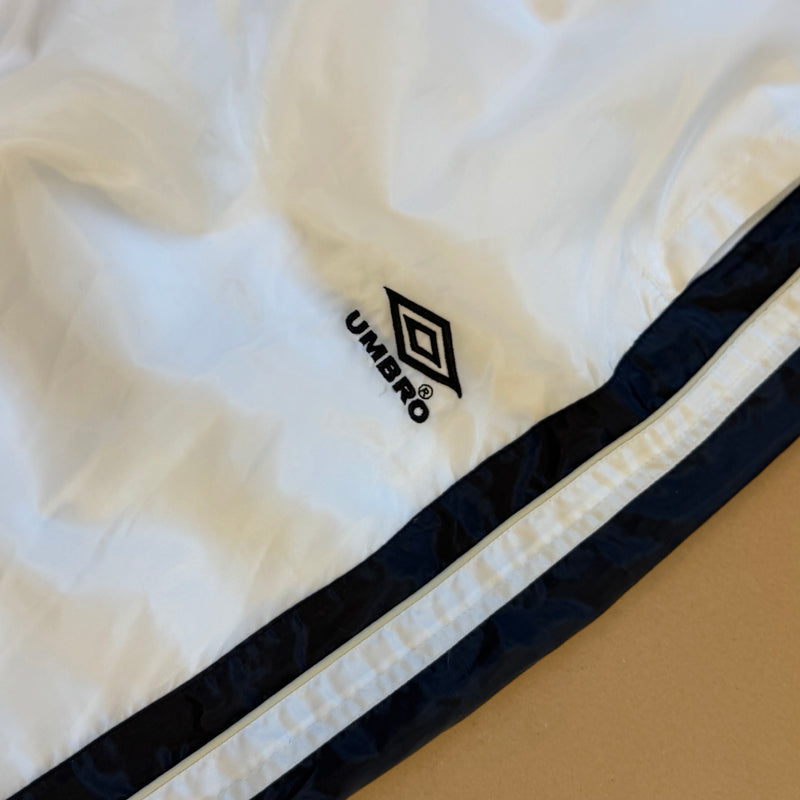Detailansicht: Sourced limited accessories and clothes Umbro Track pants white – Logo, Nähte oder Material