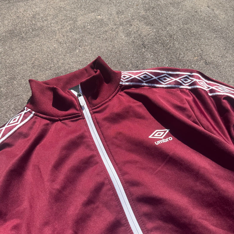 Detailansicht: Sourced limited accessories and clothes Umbro vintage burgundy sports track jacket – Logo, Nähte oder Material