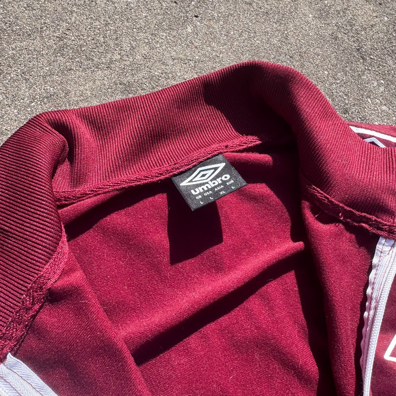 Detailansicht: Sourced limited accessories and clothes Umbro vintage burgundy sports track jacket – Logo, Nähte oder Material