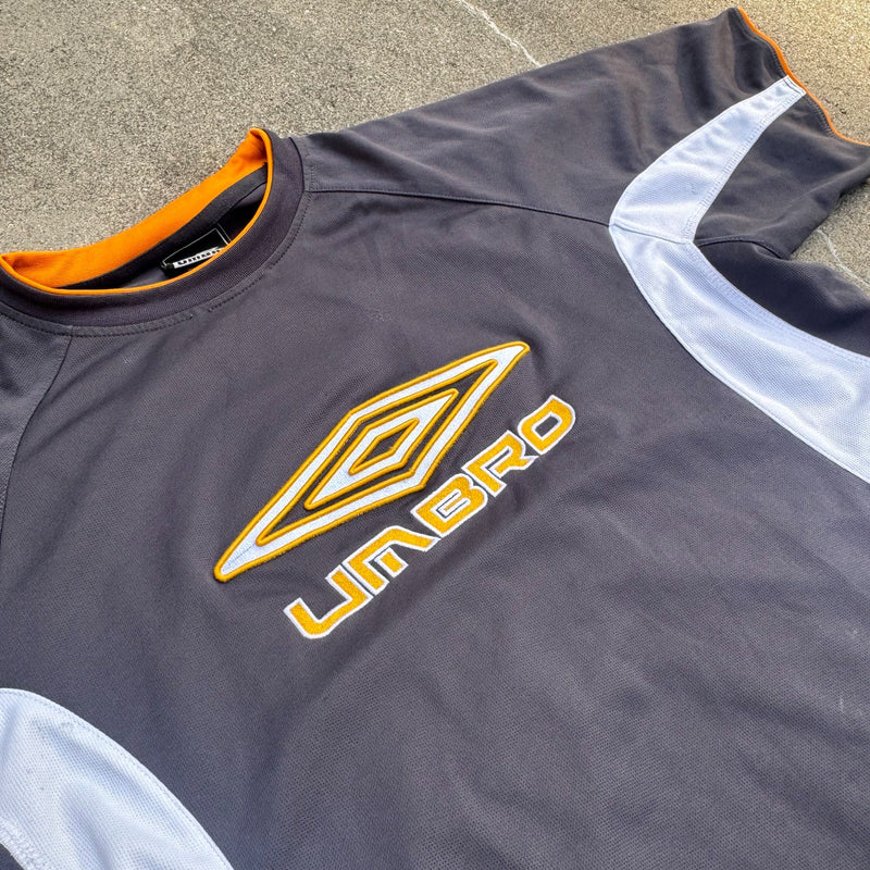 Detailansicht: Sourced limited accessories and clothes Umbro vintage streetwear sports T-shirt – Logo, Nähte oder Material