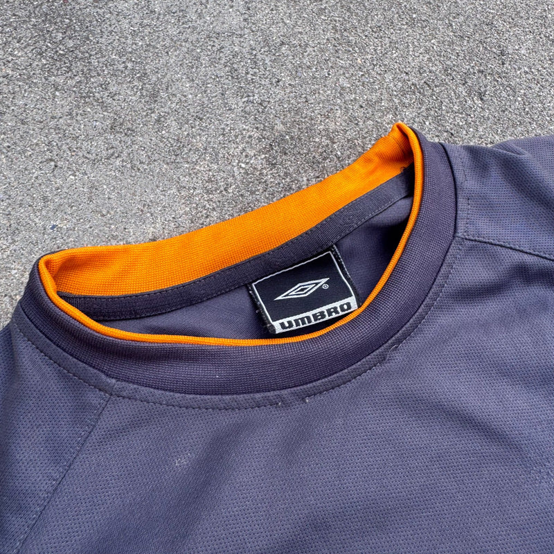 Detailansicht: Sourced limited accessories and clothes Umbro vintage streetwear sports T-shirt – Logo, Nähte oder Material