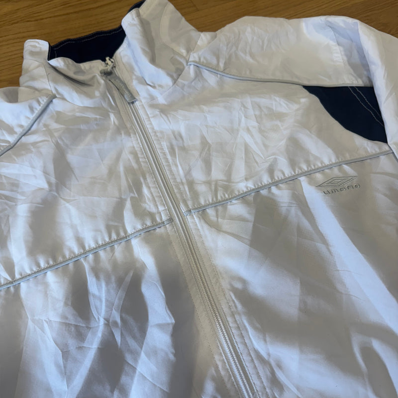 Detailansicht: Sourced limited accessories and clothes Umbro white vintage track jacket – Logo, Nähte oder Material