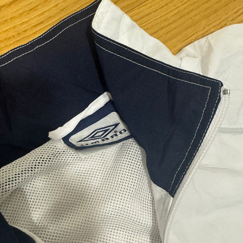 Detailansicht: Sourced limited accessories and clothes Umbro white vintage track jacket – Logo, Nähte oder Material