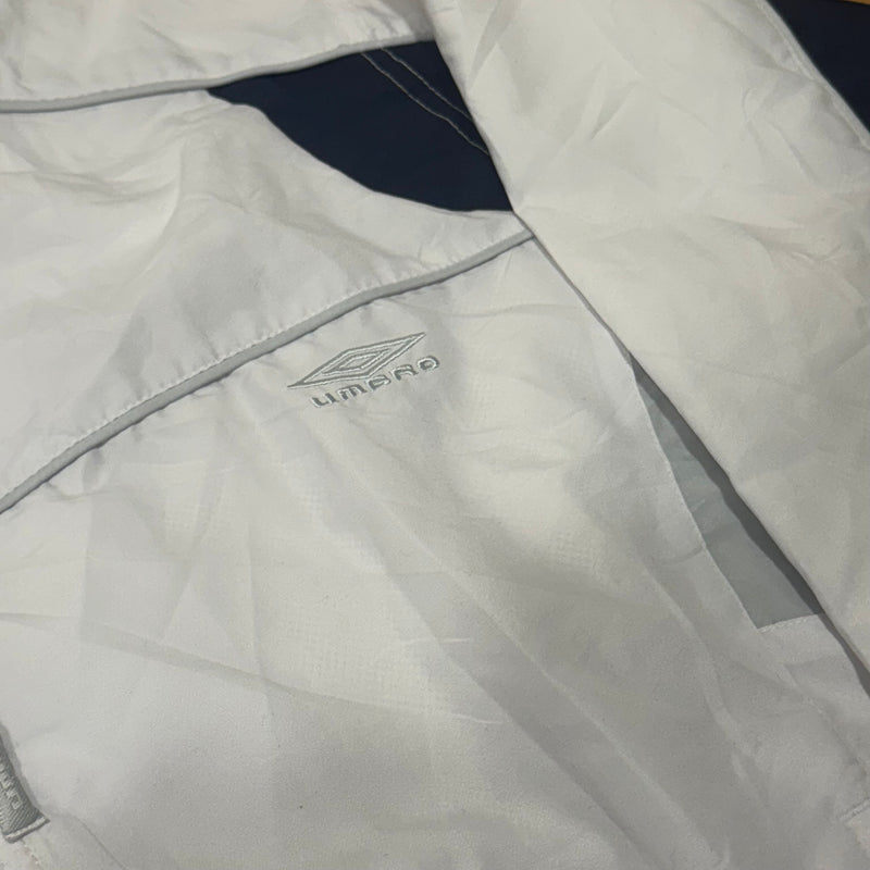 Detailansicht: Sourced limited accessories and clothes Umbro white vintage track jacket – Logo, Nähte oder Material