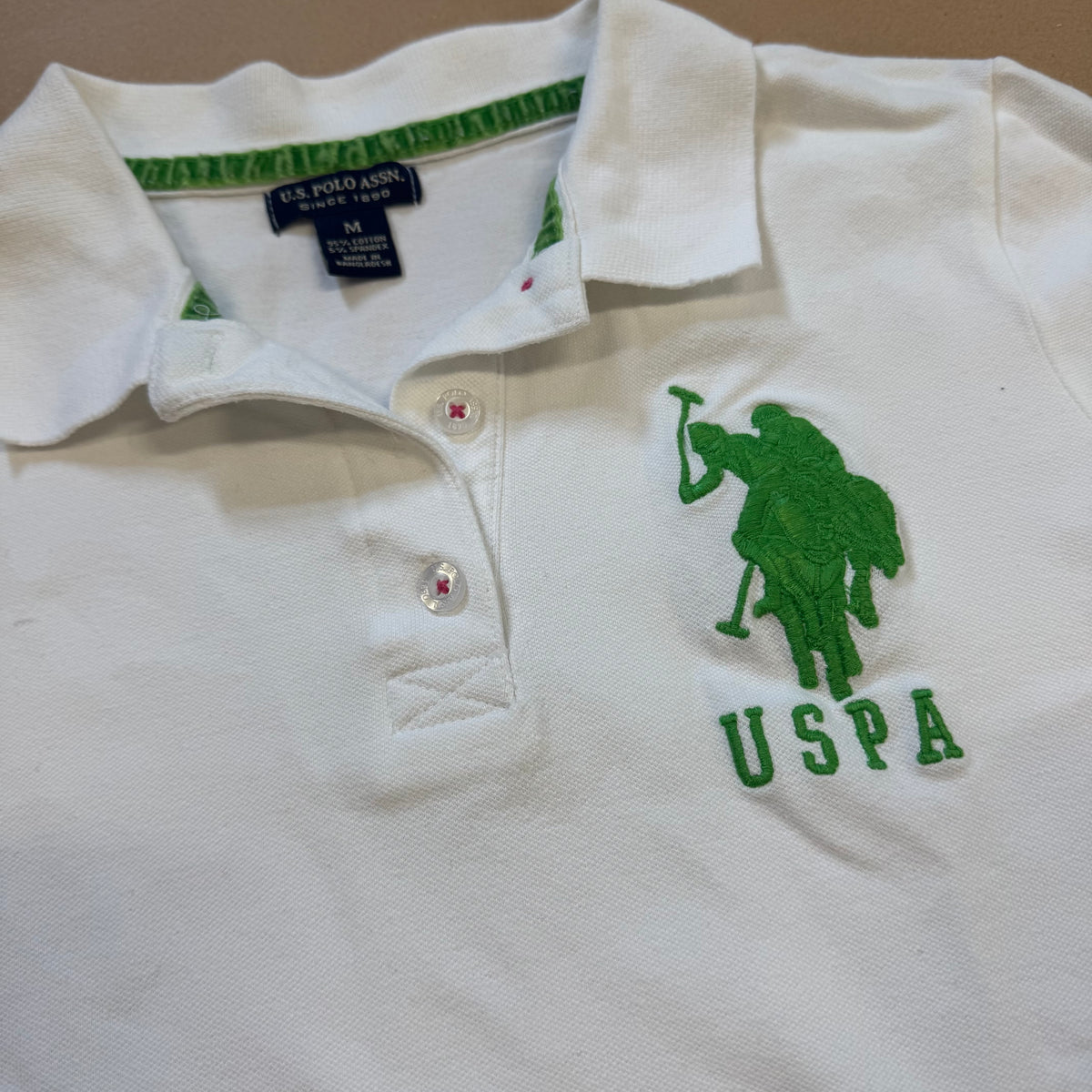 USPA women’s summer poloshirt in white – Close-up 1
