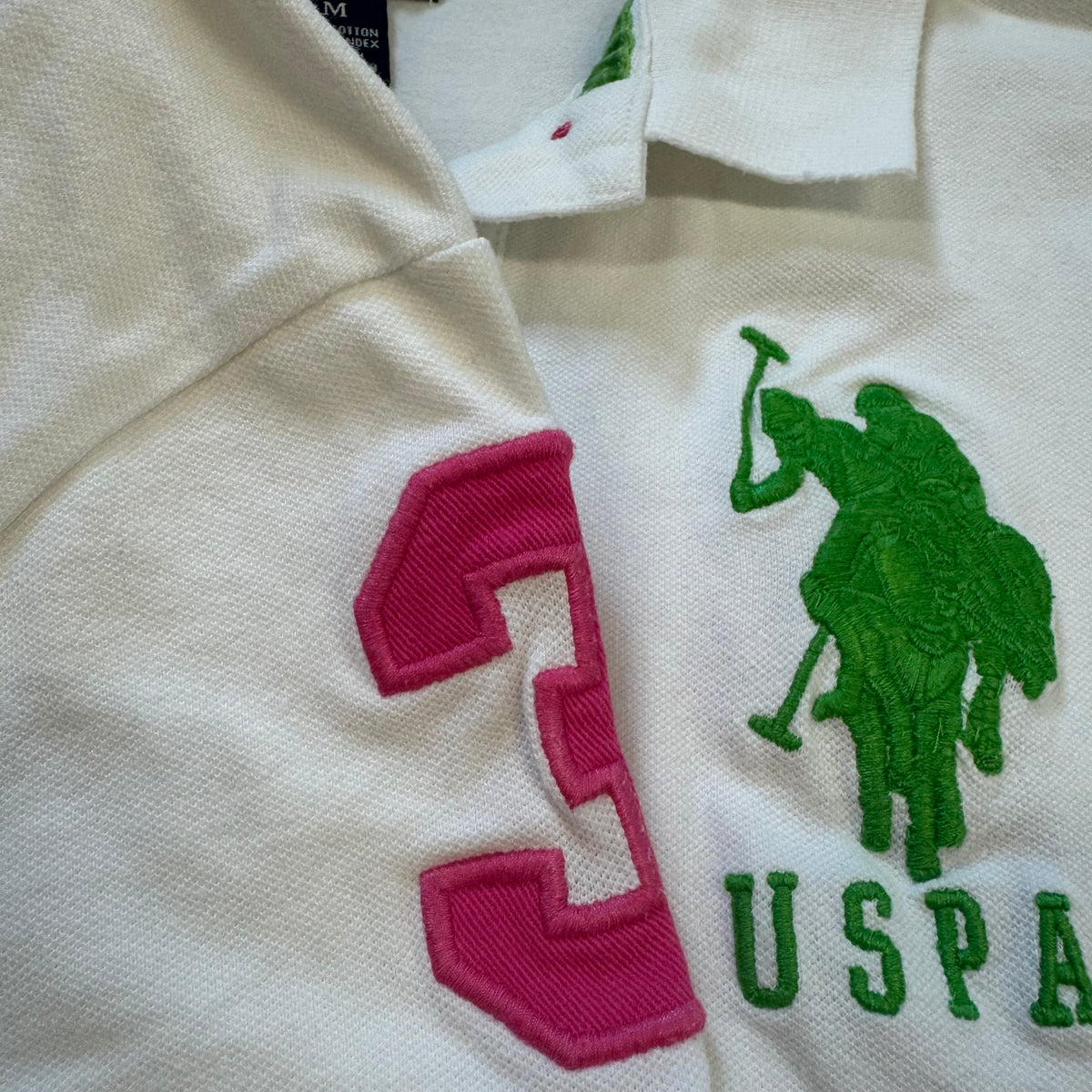 USPA women’s summer poloshirt in white – Close-up 2