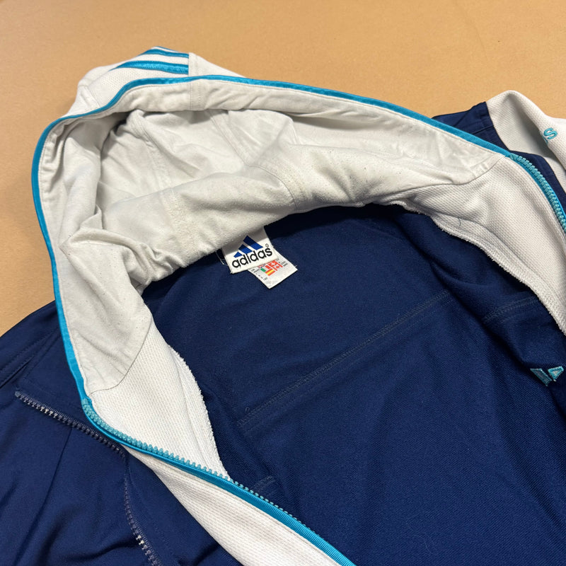 Detailansicht: Sourced limited accessories and clothes Vintage 90s Adidas blue track jacket – Logo, Nähte oder Material