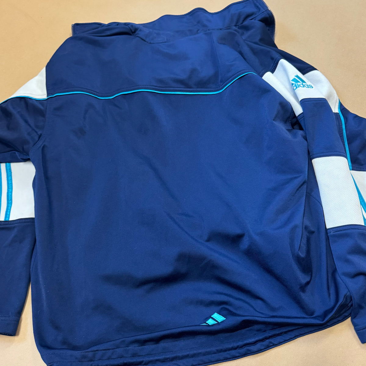 Vintage 90s Adidas blue track jacket – Close-up 5