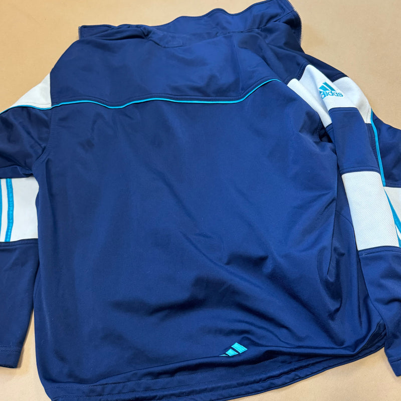 Detailansicht: Sourced limited accessories and clothes Vintage 90s Adidas blue track jacket – Logo, Nähte oder Material