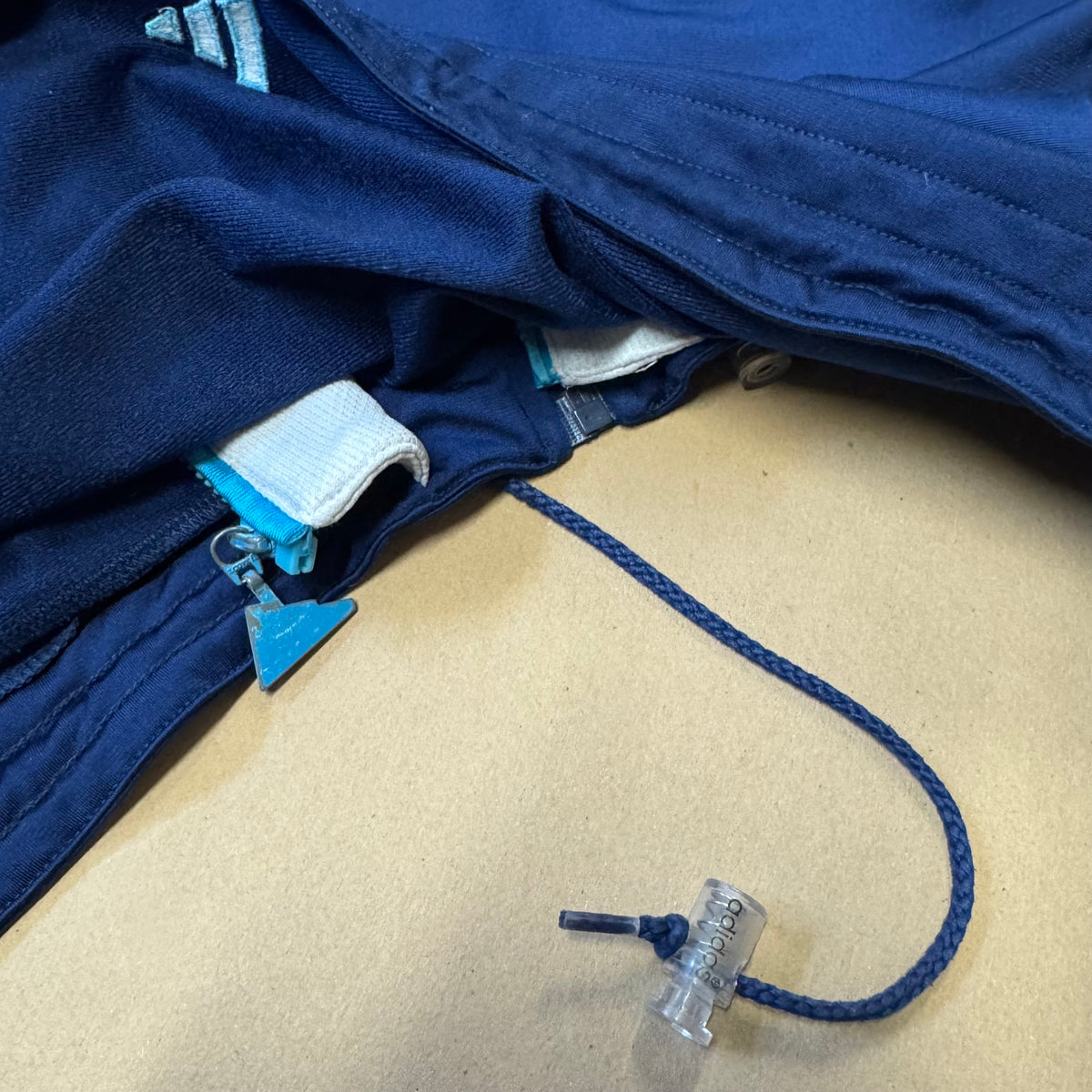 Vintage 90s Adidas blue track jacket – Close-up 6