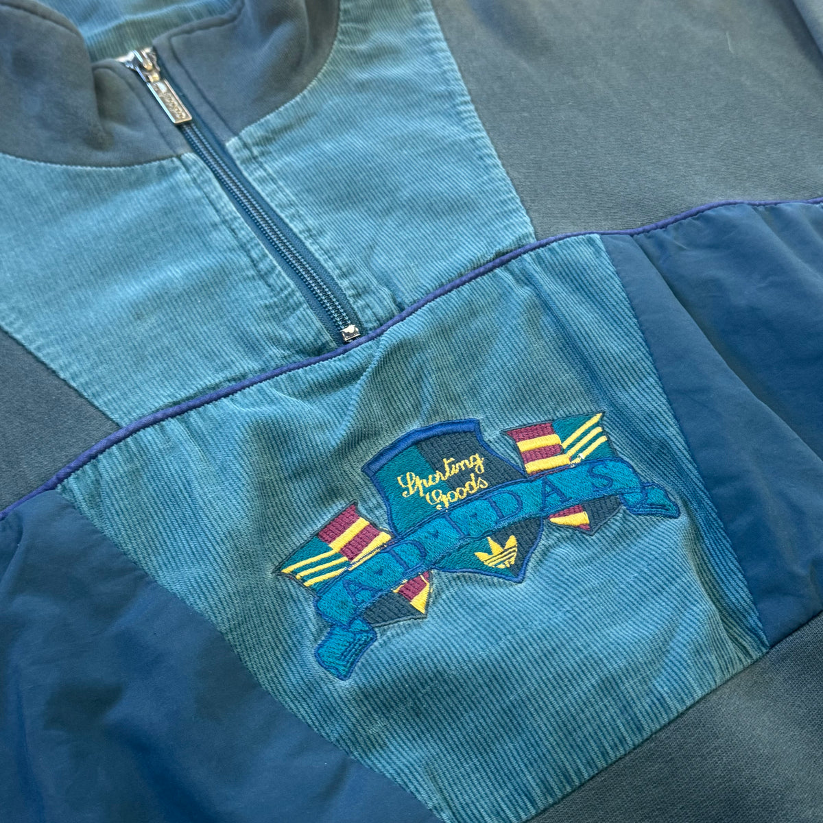 Vintage Adidas 80s blue sweater – Close-up 1