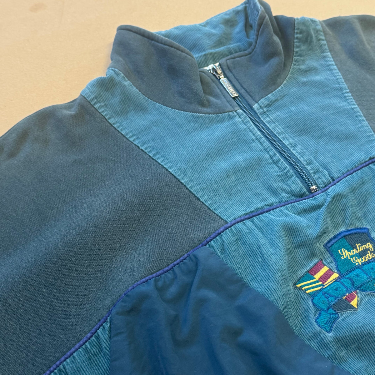 Vintage Adidas 80s blue sweater – Close-up 2