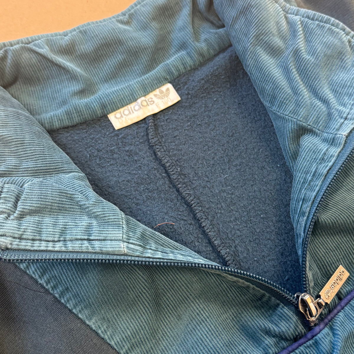 Vintage Adidas 80s blue sweater – Close-up 3