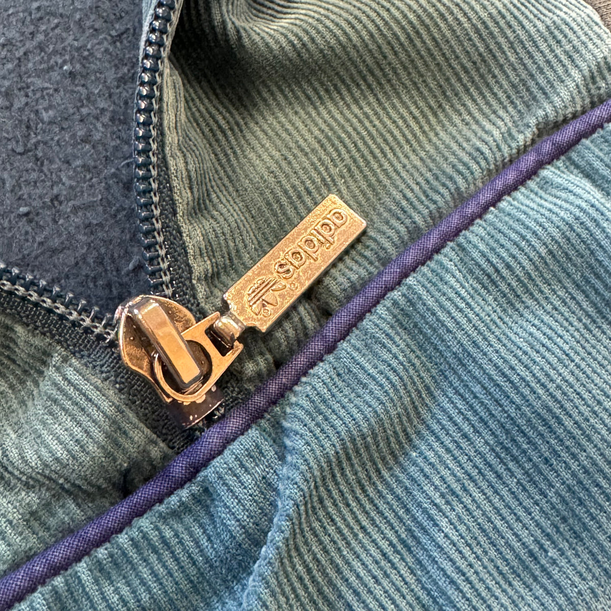 Vintage Adidas 80s blue sweater – Close-up 4