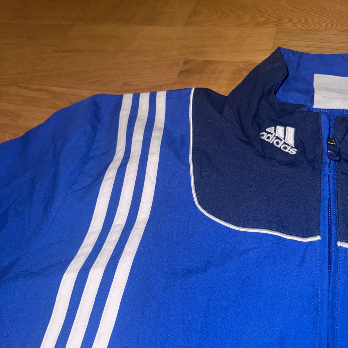 Vintage Adidas black and blue track jacket – Close-up 1