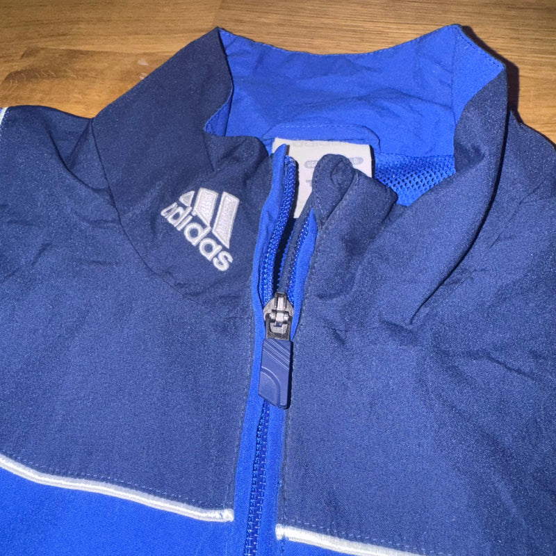 Detailansicht: Sourced limited accessories and clothes Vintage Adidas black and blue track jacket – Logo, Nähte oder Material