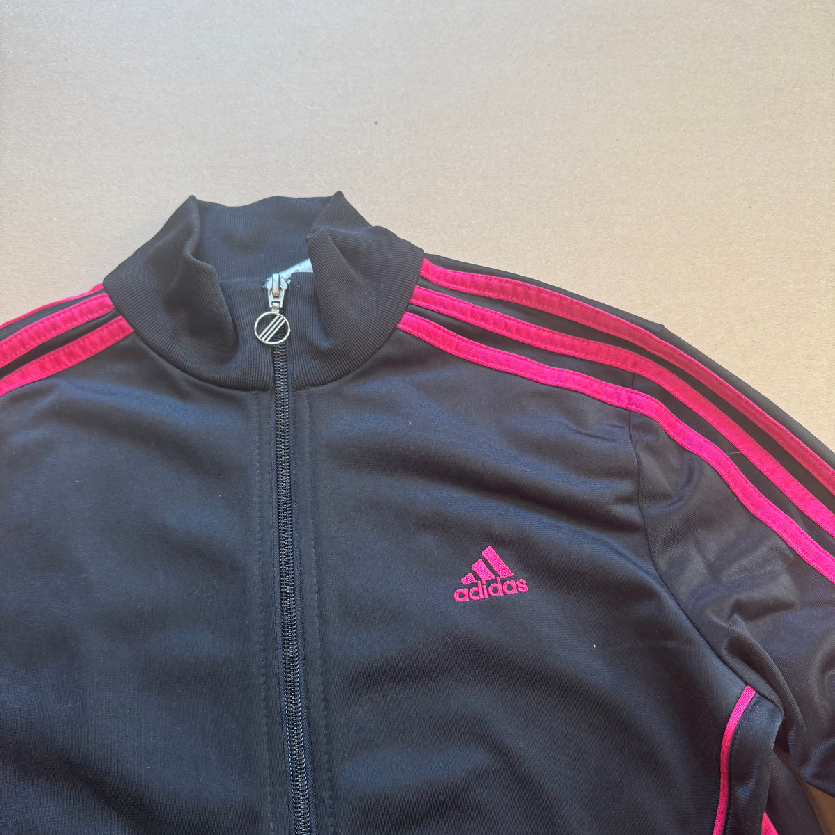 Vintage Adidas black track jacket – Close-up 1