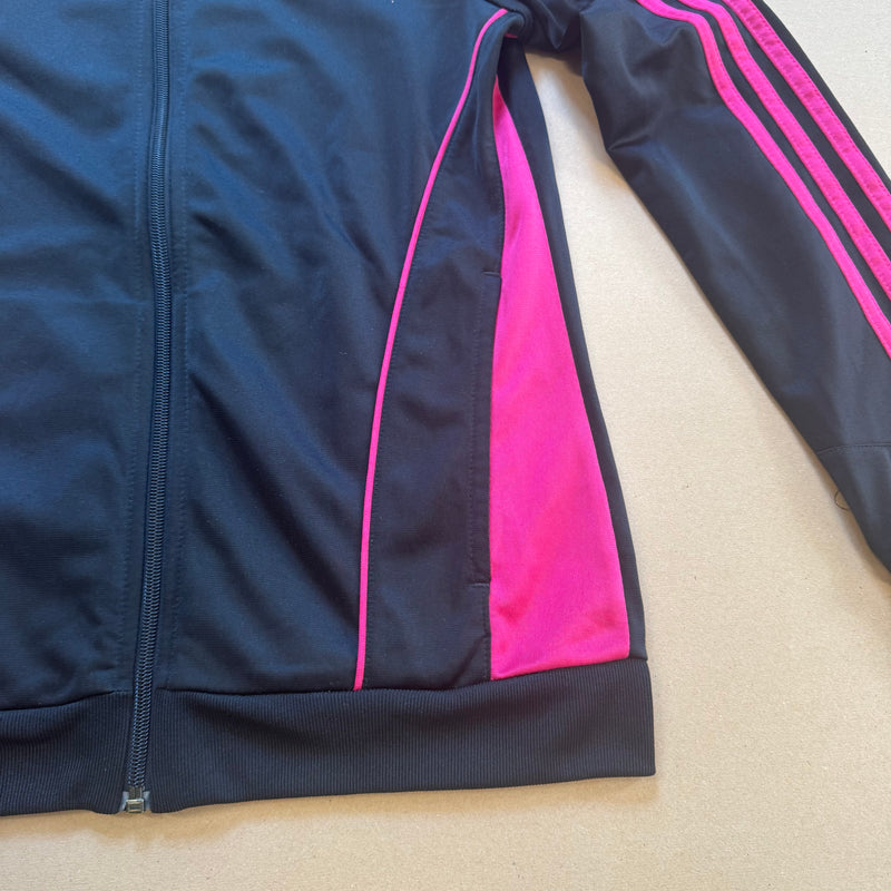 Detailansicht: Sourced limited accessories and clothes Vintage Adidas black track jacket – Logo, Nähte oder Material