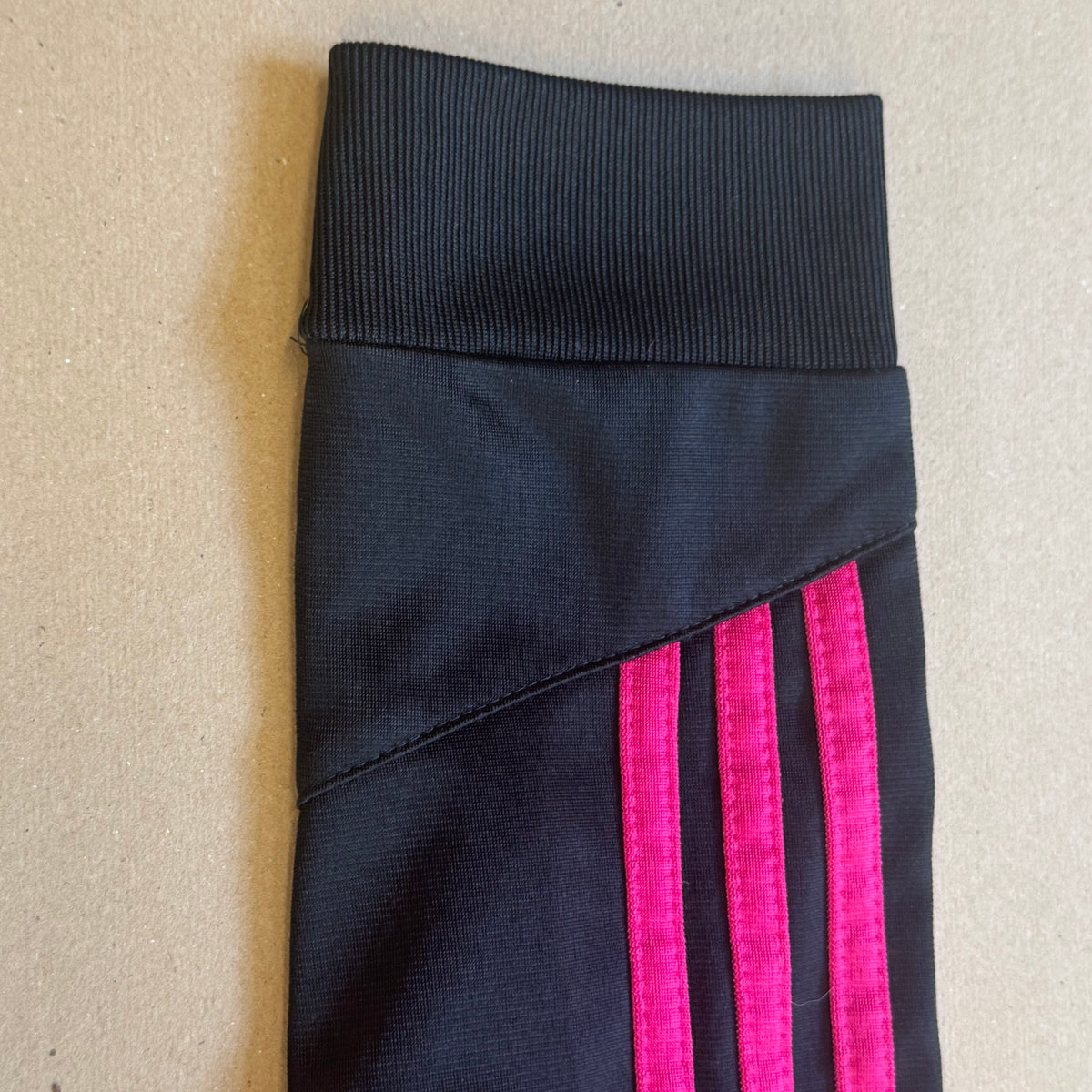 Vintage Adidas black track jacket – Close-up 4