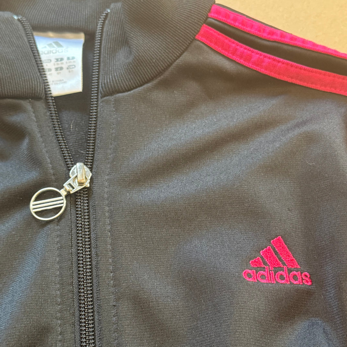 Vintage Adidas black track jacket – Close-up 5