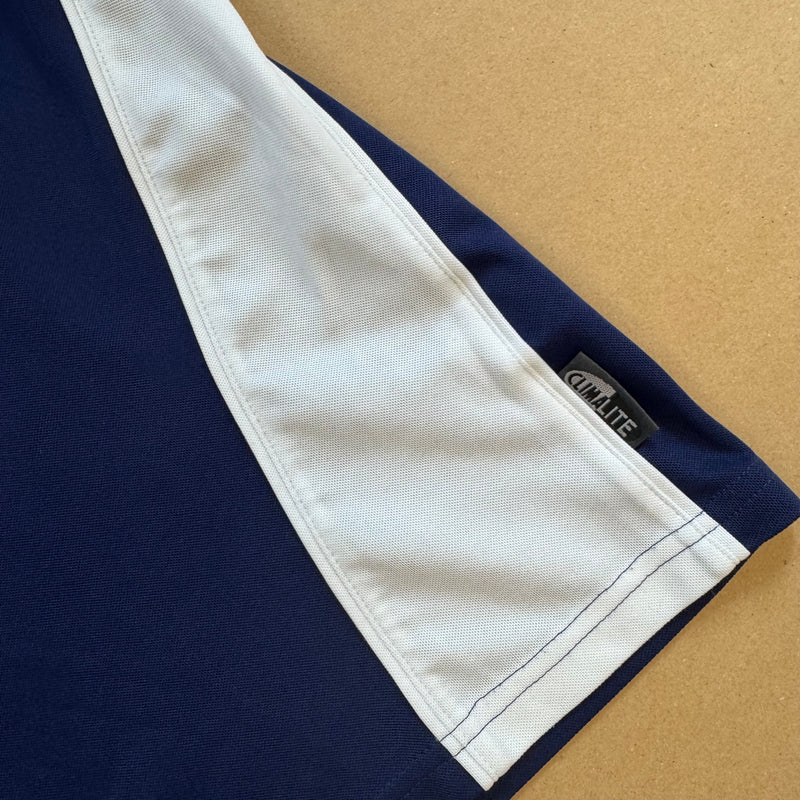 Detailansicht: Sourced limited accessories and clothes Vintage Adidas clean basketball summer t-shirt – Logo, Nähte oder Material