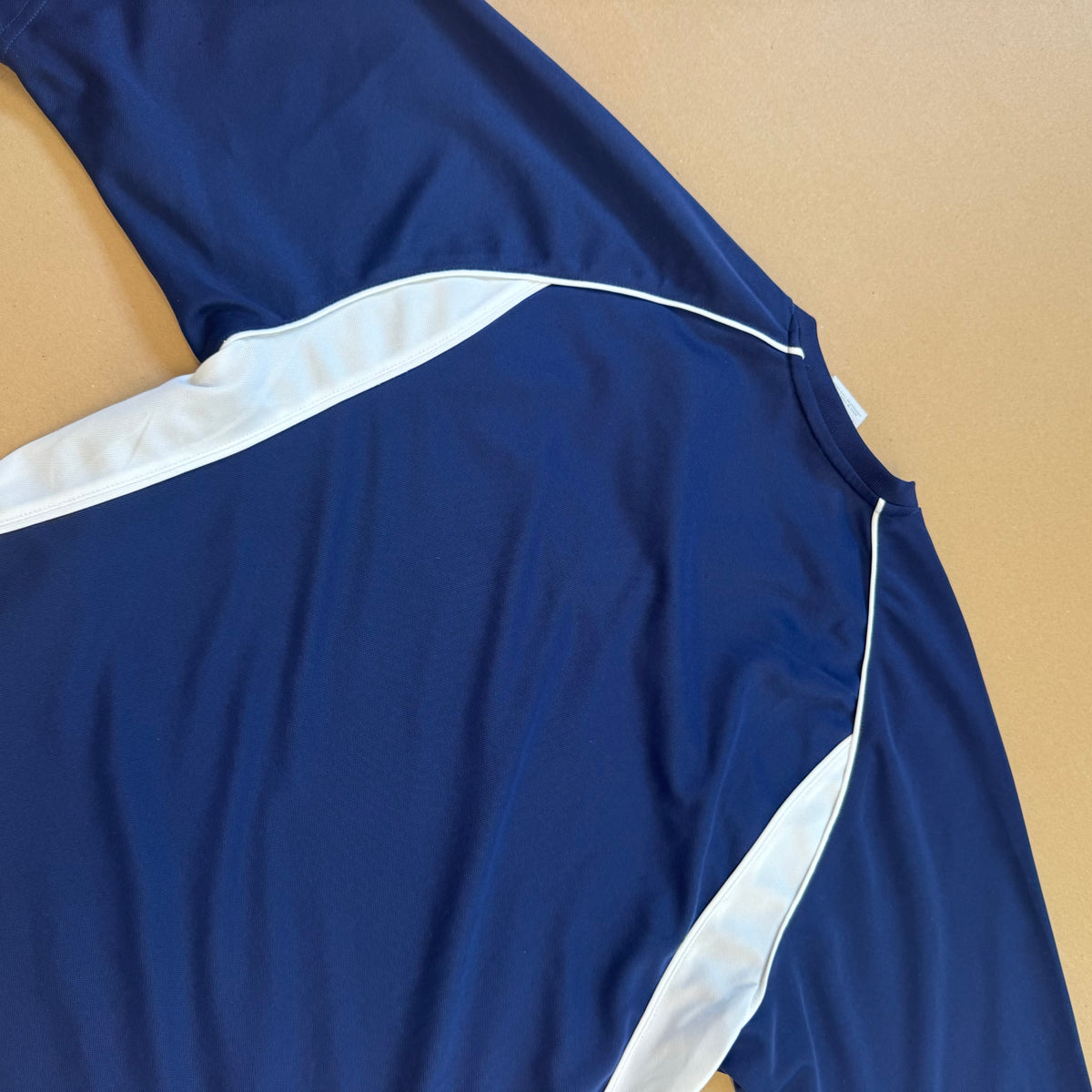 Vintage Adidas clean basketball summer t-shirt – Close-up 3