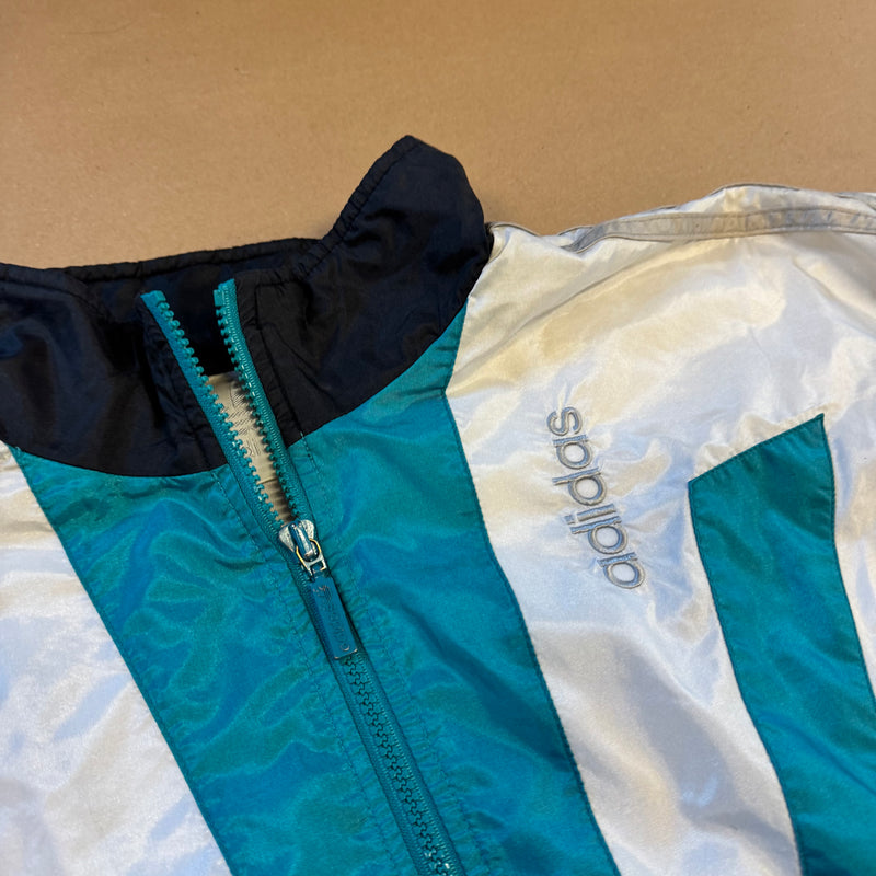 Detailansicht: Sourced limited accessories and clothes Vintage Adidas sports 90s track jacket – Logo, Nähte oder Material