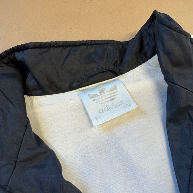 Detailansicht: Sourced limited accessories and clothes Vintage Adidas sports 90s track jacket – Logo, Nähte oder Material