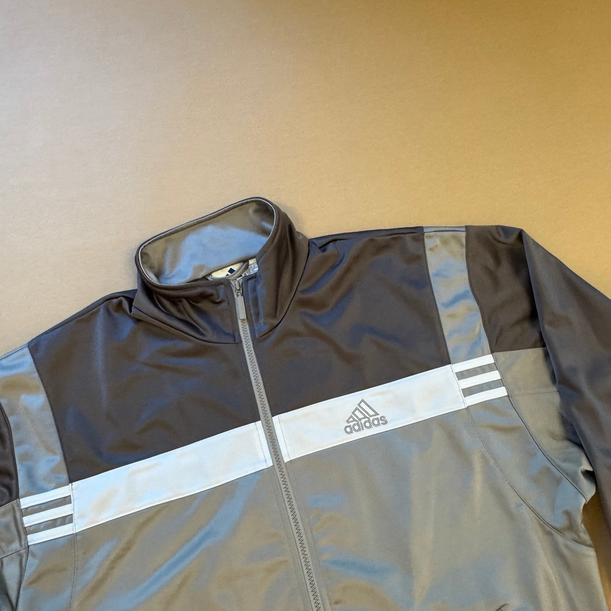 Vintage Adidas streetwear track jacket – Close-up 1